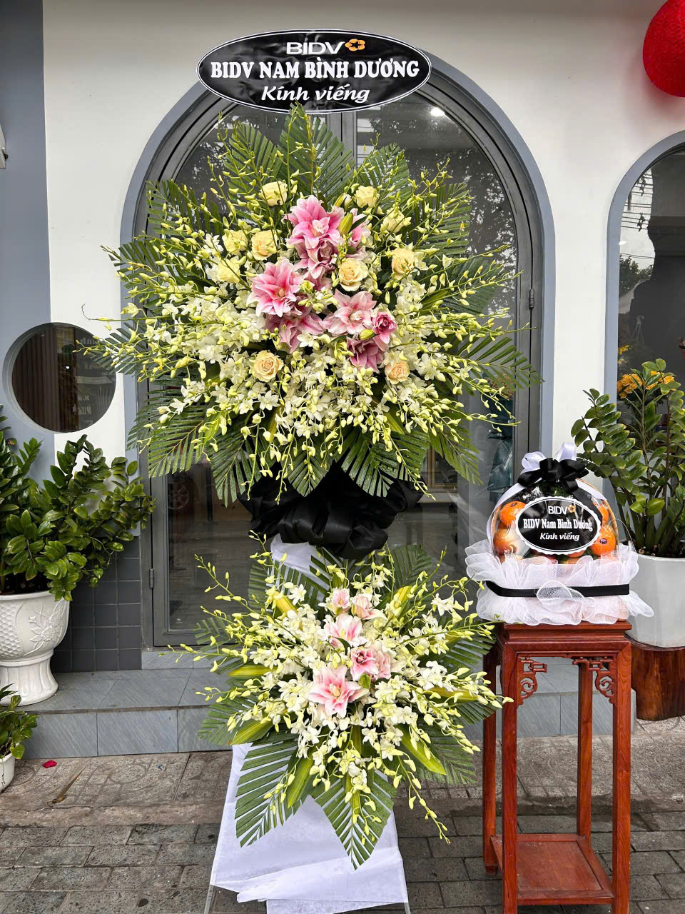 Combo lãng hoa + giỏ trái kính viếng