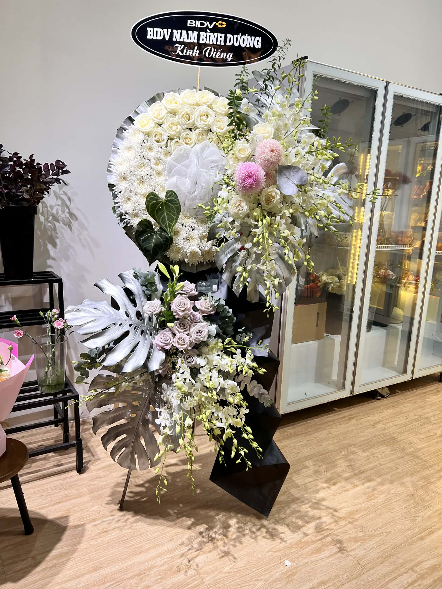 Kệ hoa kính viếng